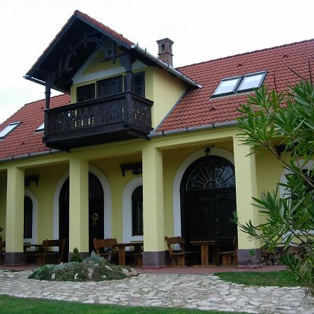 Nitt Pince Es Panzio Bed & Breakfast Kisharsány Eksteriør bilde