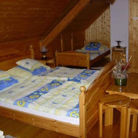 Nitt Pince Es Panzio Bed & Breakfast Kisharsány Eksteriør bilde