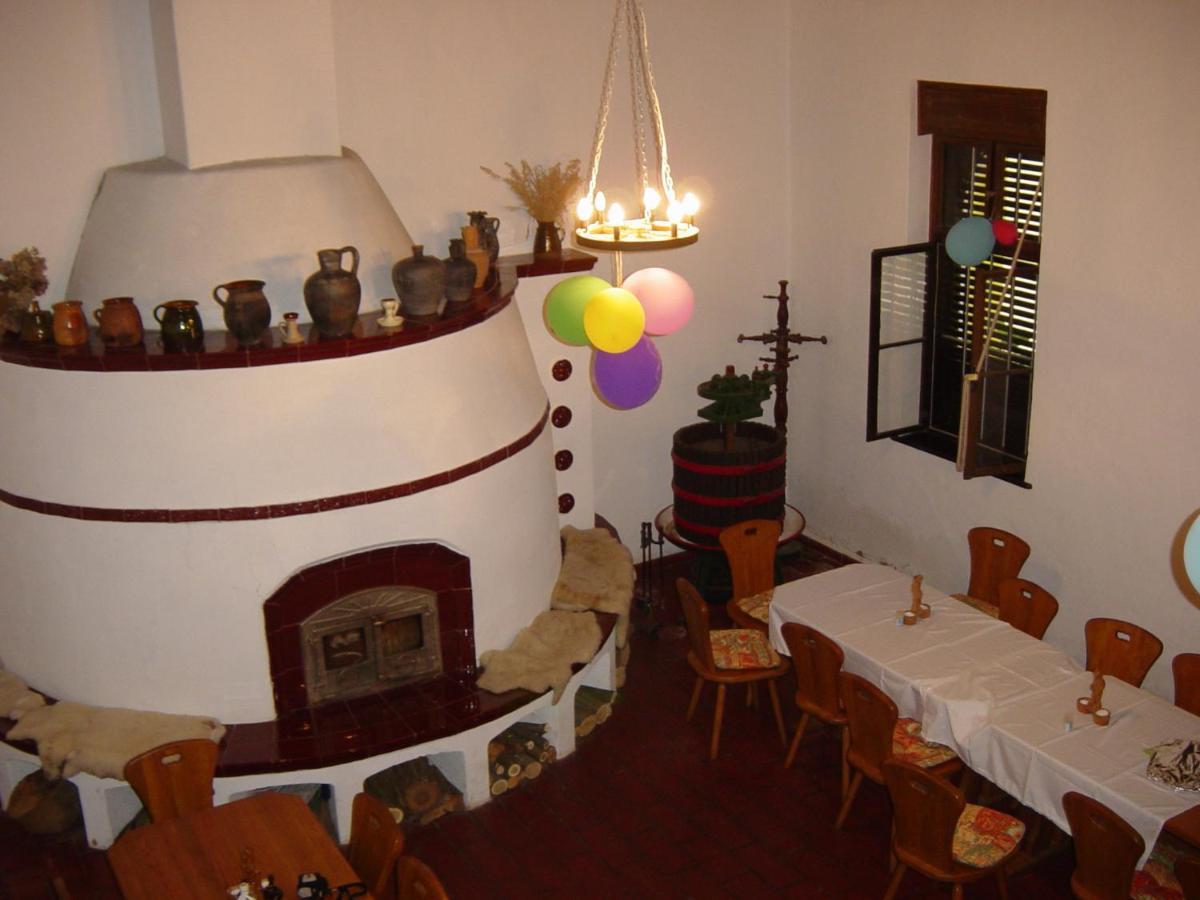Nitt Pince Es Panzio Bed & Breakfast Kisharsány Eksteriør bilde