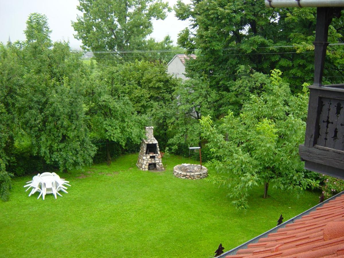 Nitt Pince Es Panzio Bed & Breakfast Kisharsány Eksteriør bilde
