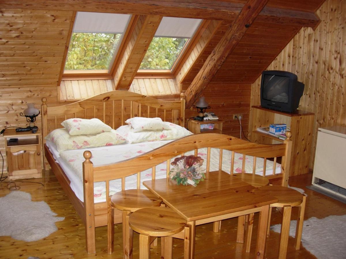 Nitt Pince Es Panzio Bed & Breakfast Kisharsány Eksteriør bilde